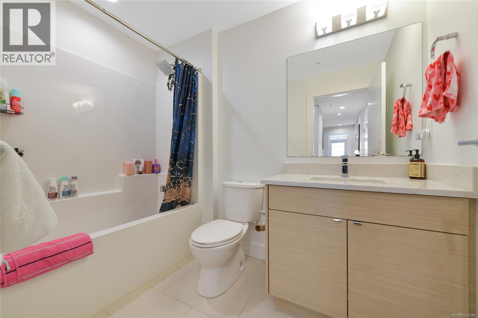 206 10660 McDonald Park Road, North Saanich