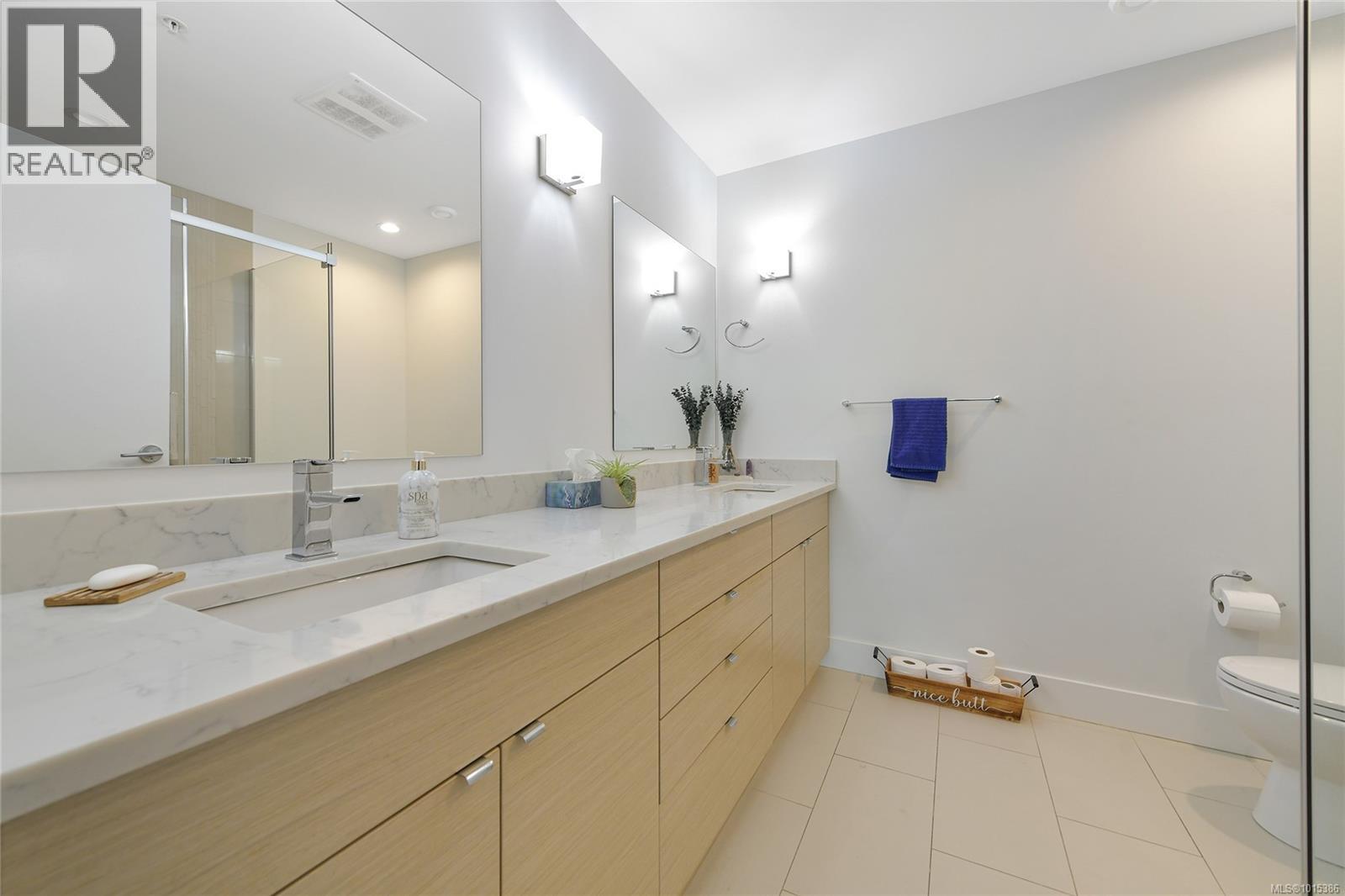206 10660 McDonald Park Road, North Saanich