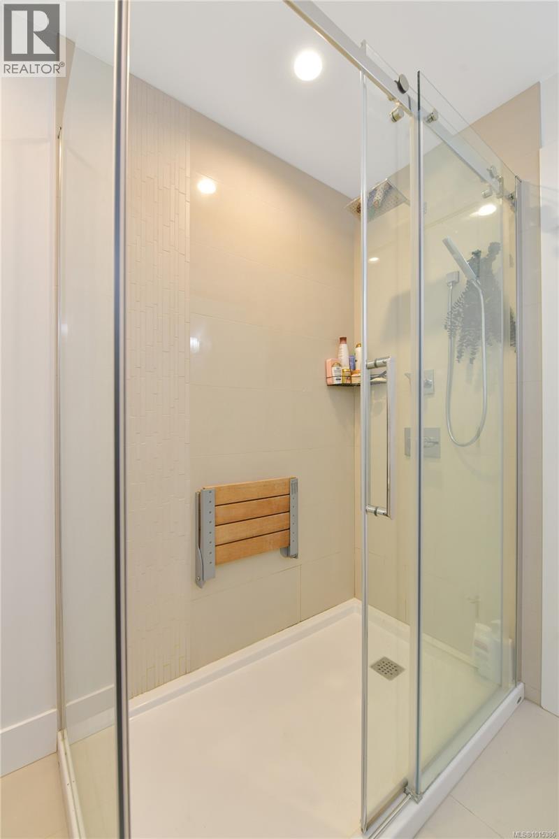 206 10660 McDonald Park Road, North Saanich