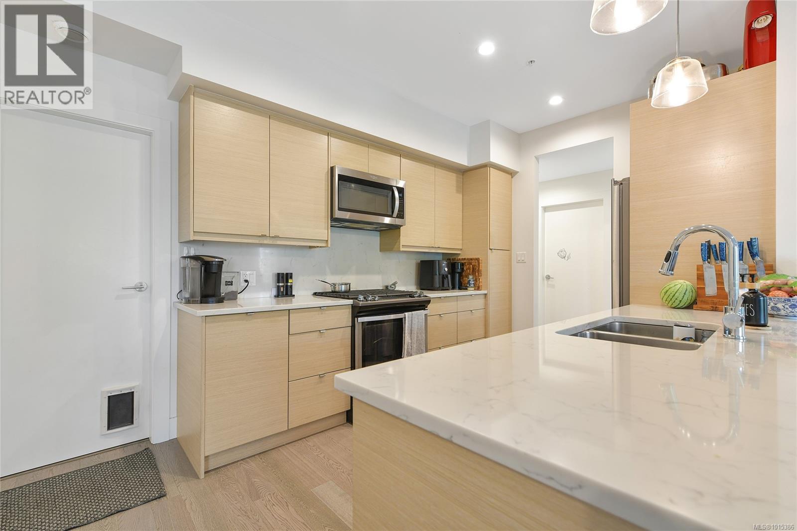 206 10660 McDonald Park Road, North Saanich