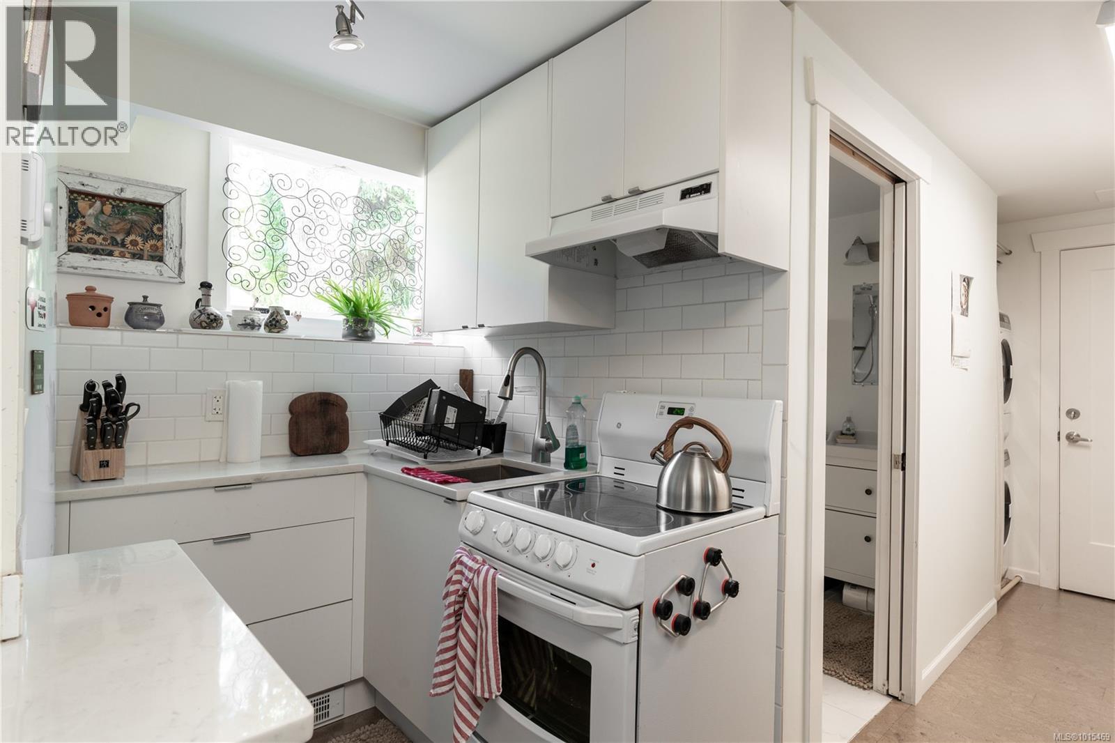  645 Transit Road, Oak Bay