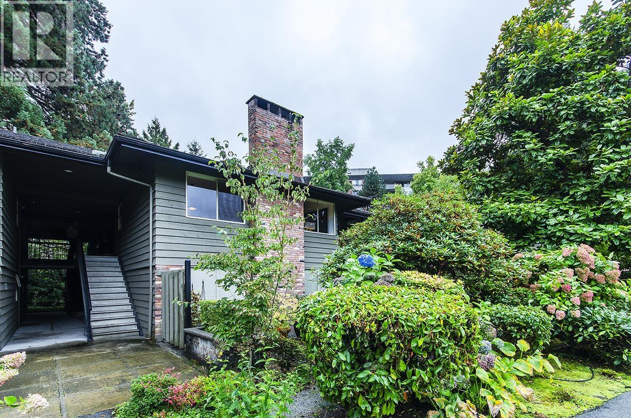 211 235 KEITH ROAD, West Vancouver