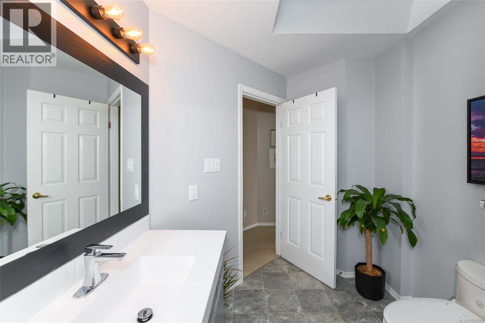 12 2200 Manor Dr, Comox