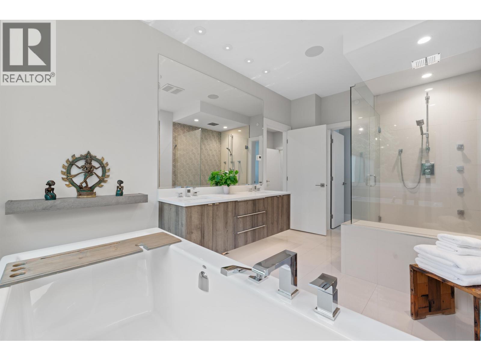 3404 MAMQUAM ROAD, Squamish