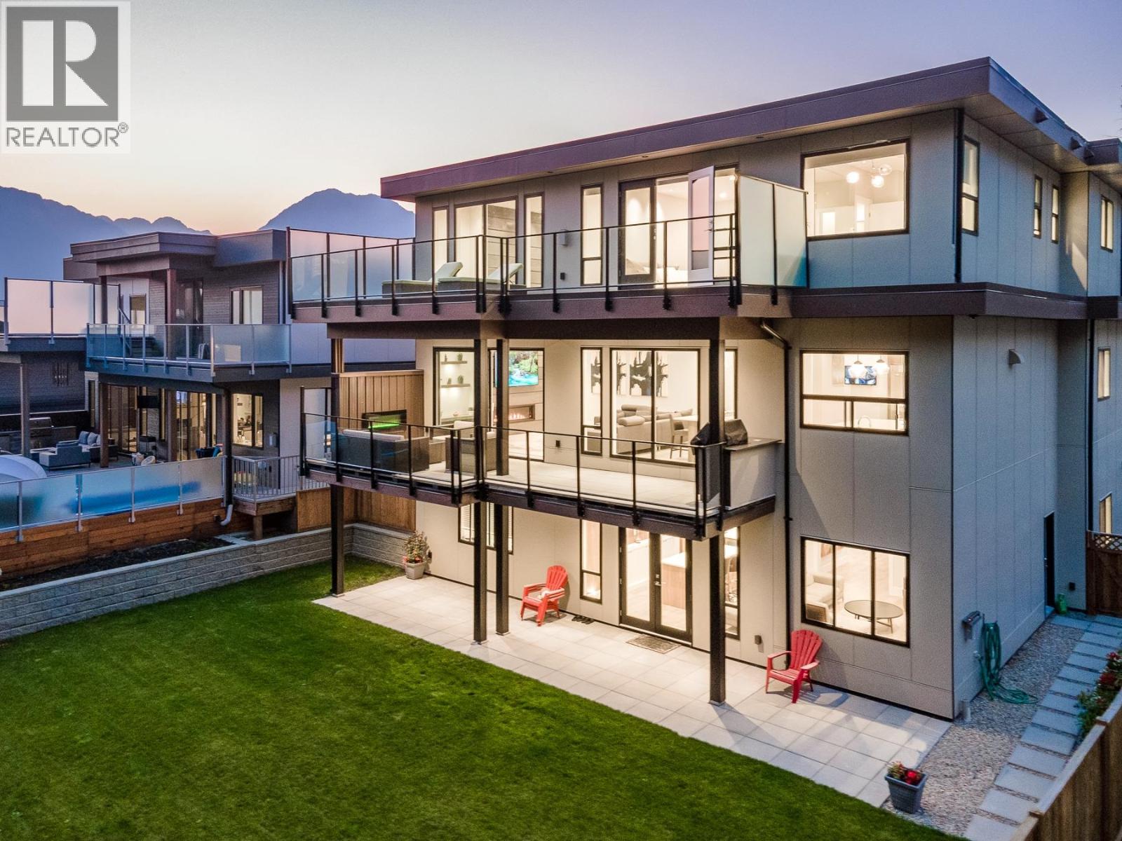 3404 MAMQUAM ROAD, Squamish