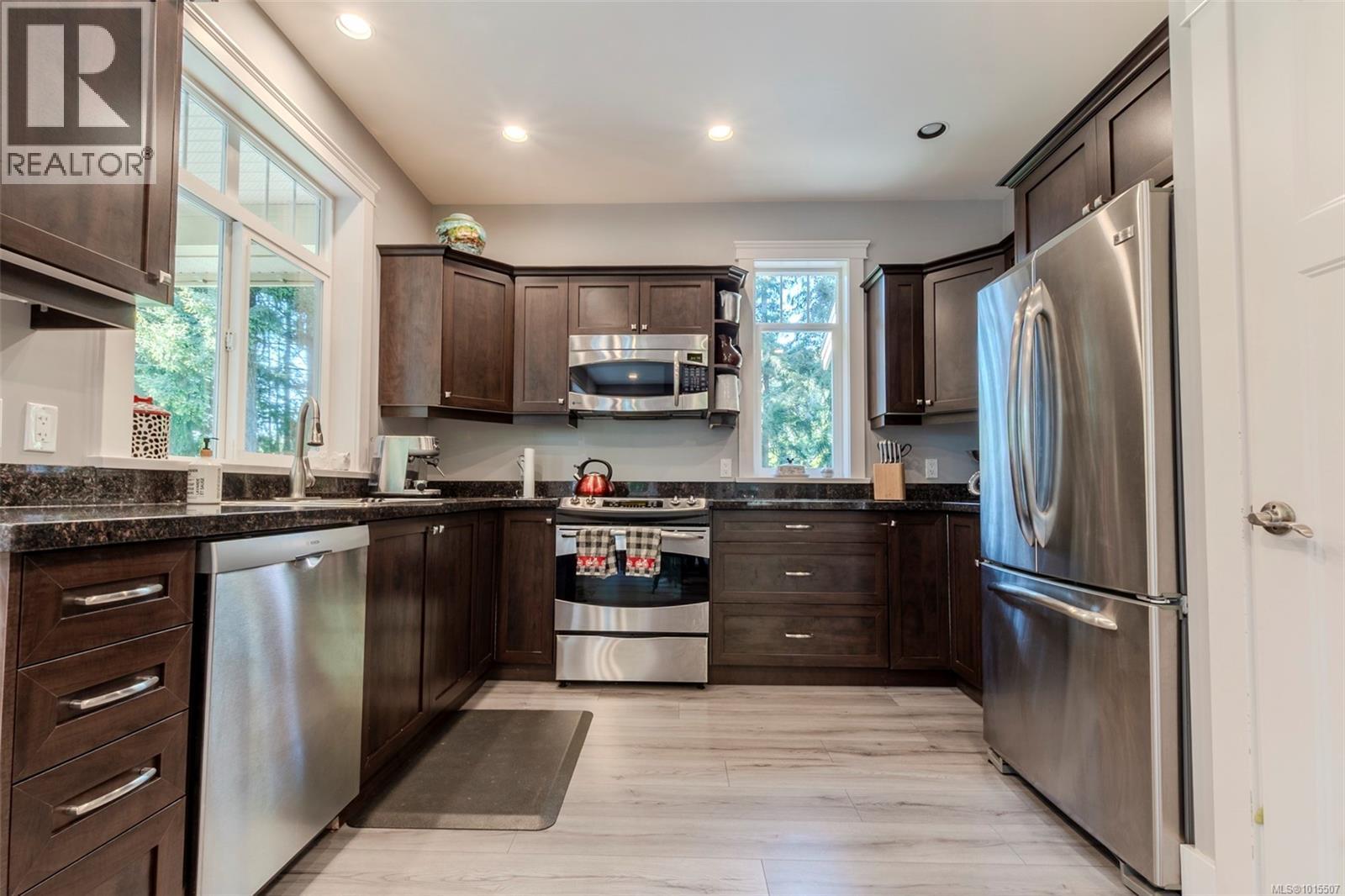 6888 Southview Terr, Duncan