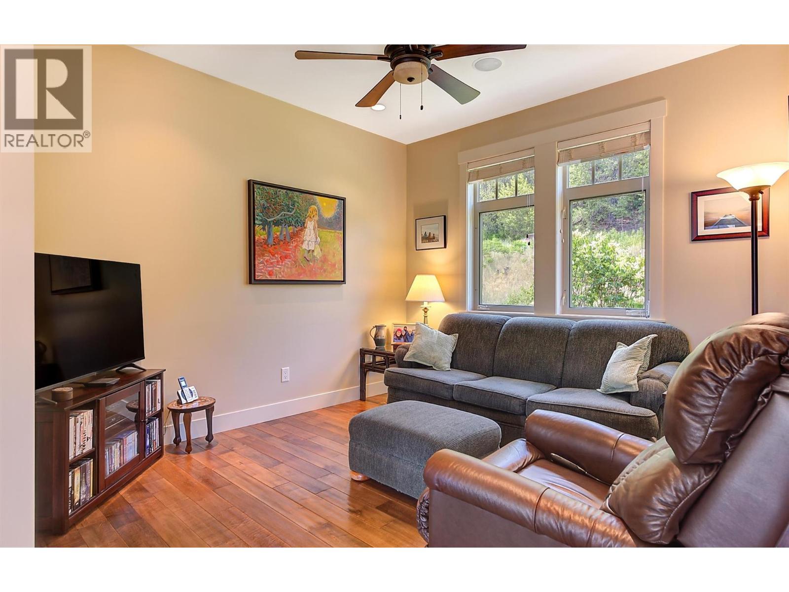 6 4356 Beach Avenue, Peachland
