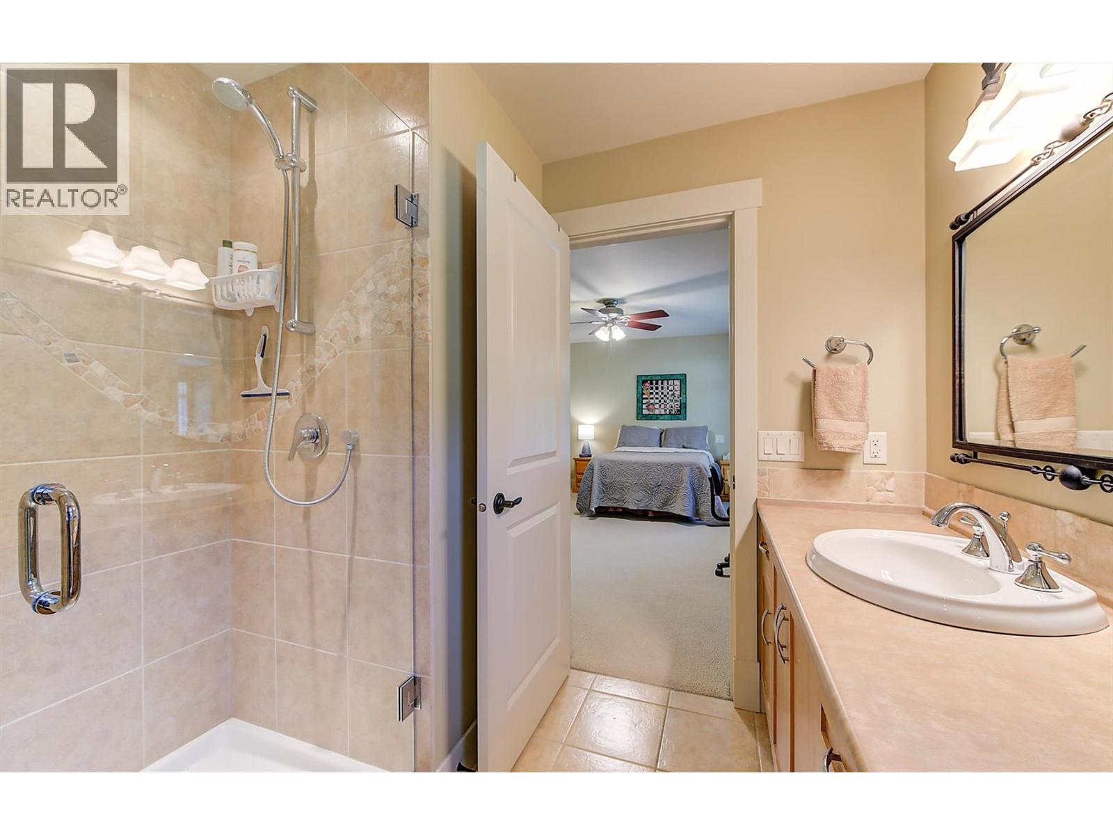 6 4356 Beach Avenue, Peachland