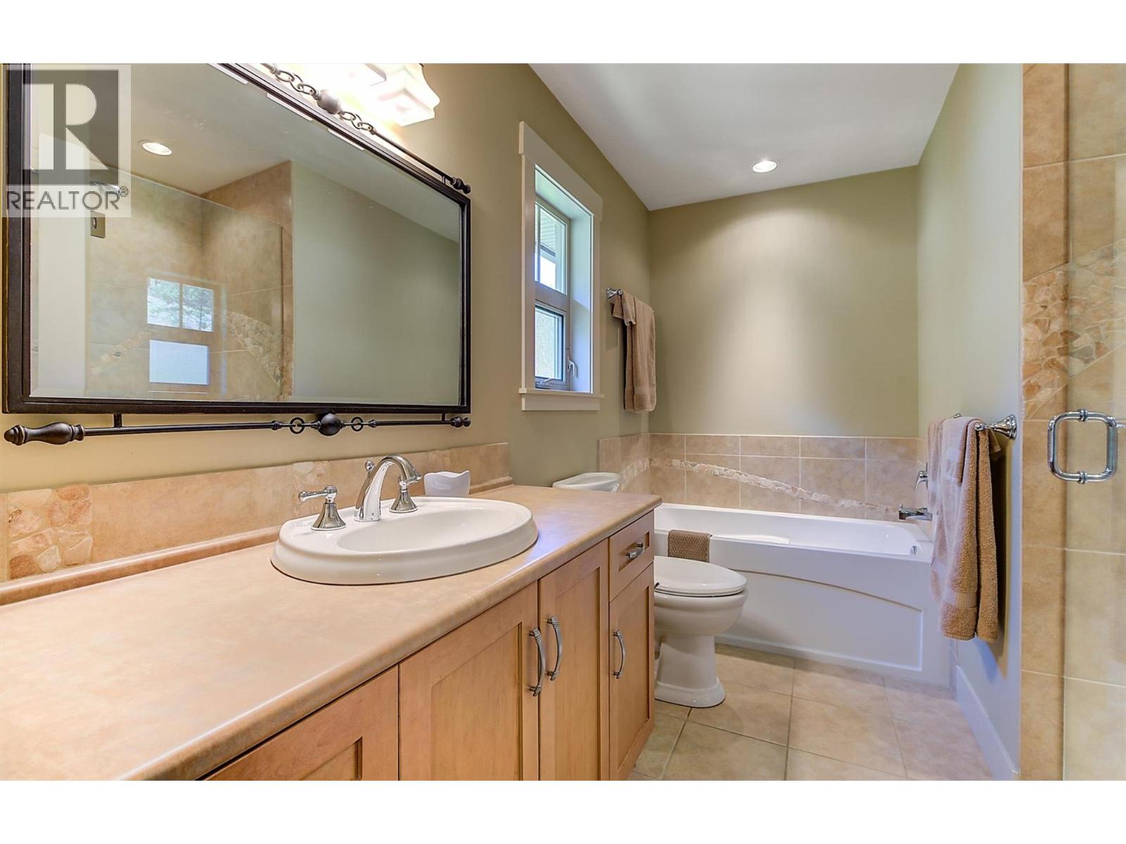 6 4356 Beach Avenue, Peachland