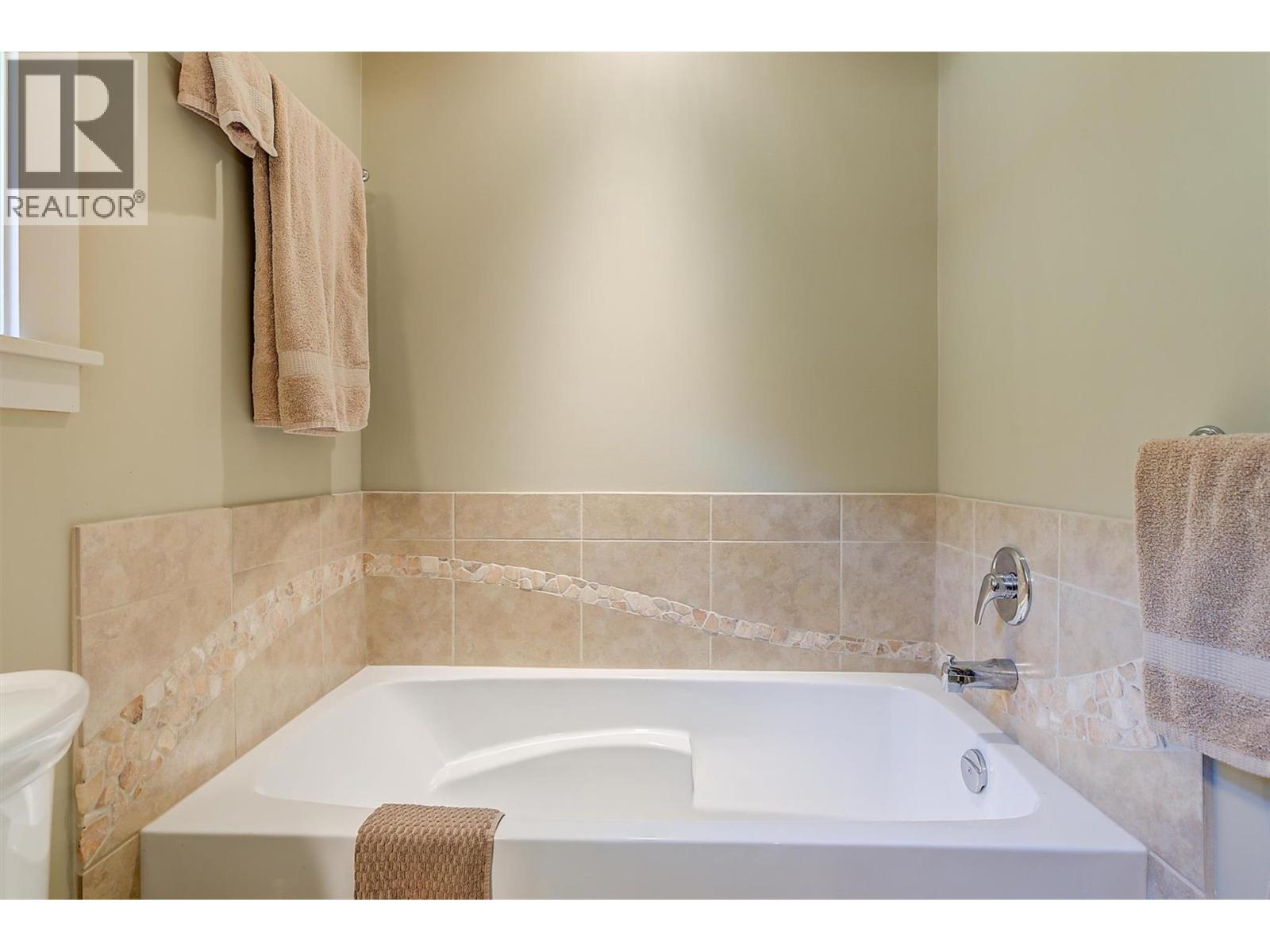 6 4356 Beach Avenue, Peachland