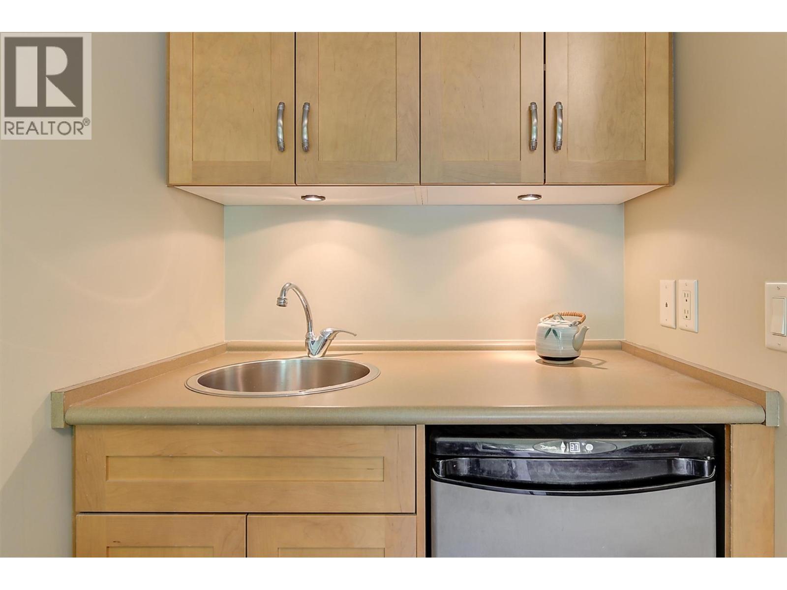 6 4356 Beach Avenue, Peachland