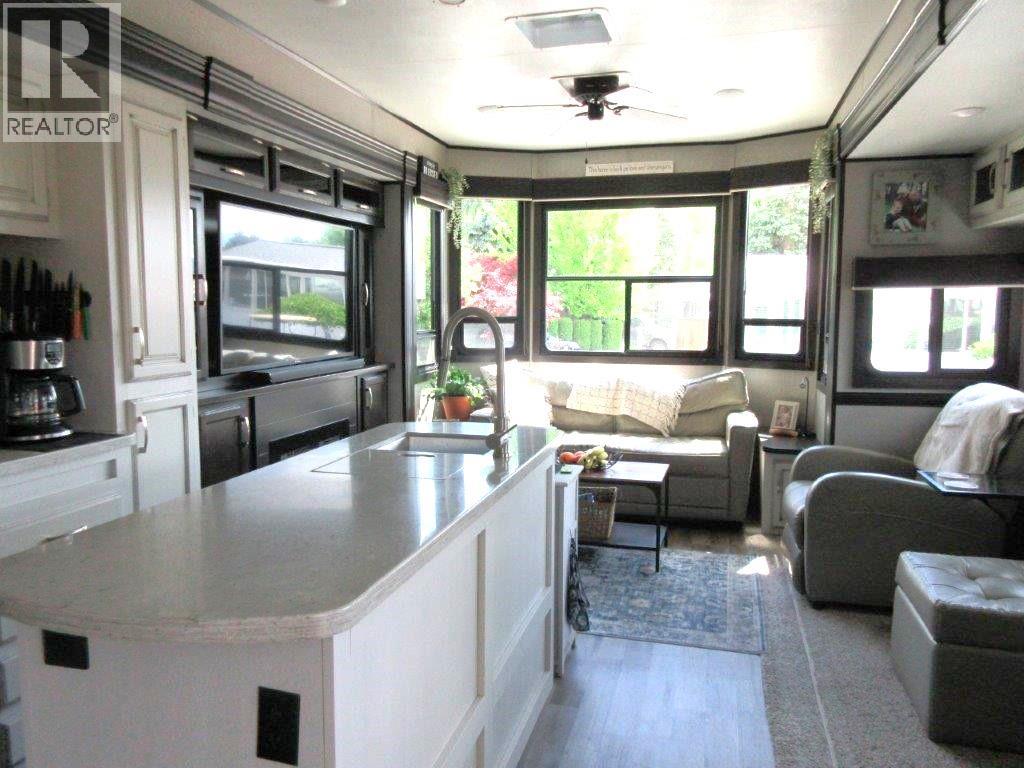 410 415 Commonwealth Road, Kelowna