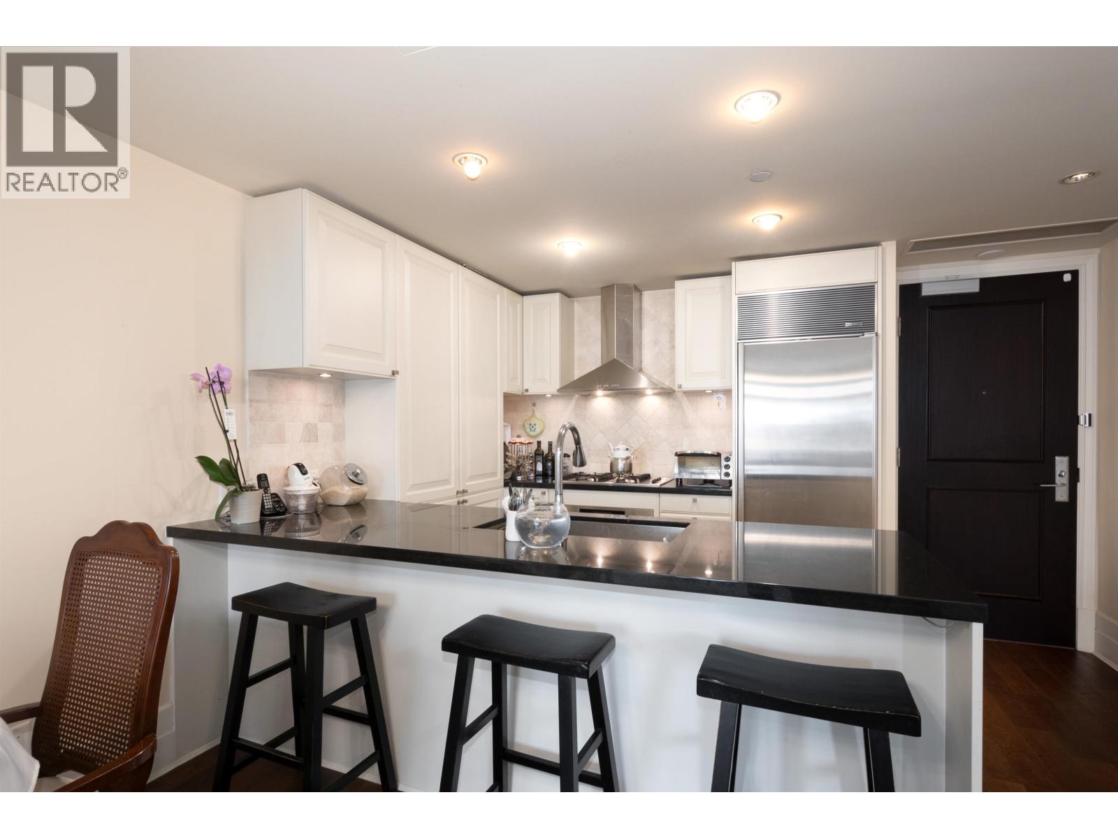 300 533 WATERS EDGE CRESCENT, West Vancouver