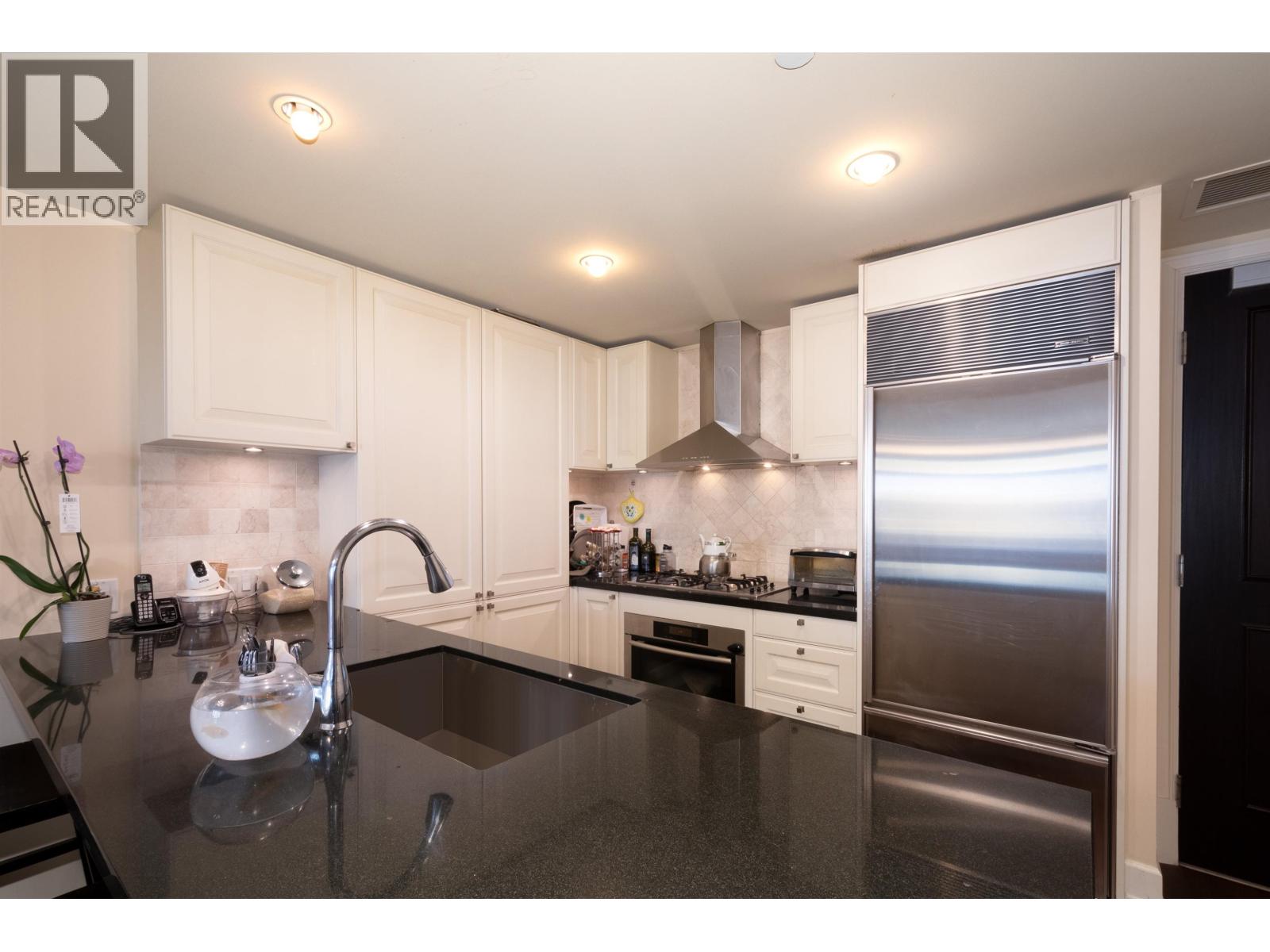 300 533 WATERS EDGE CRESCENT, West Vancouver