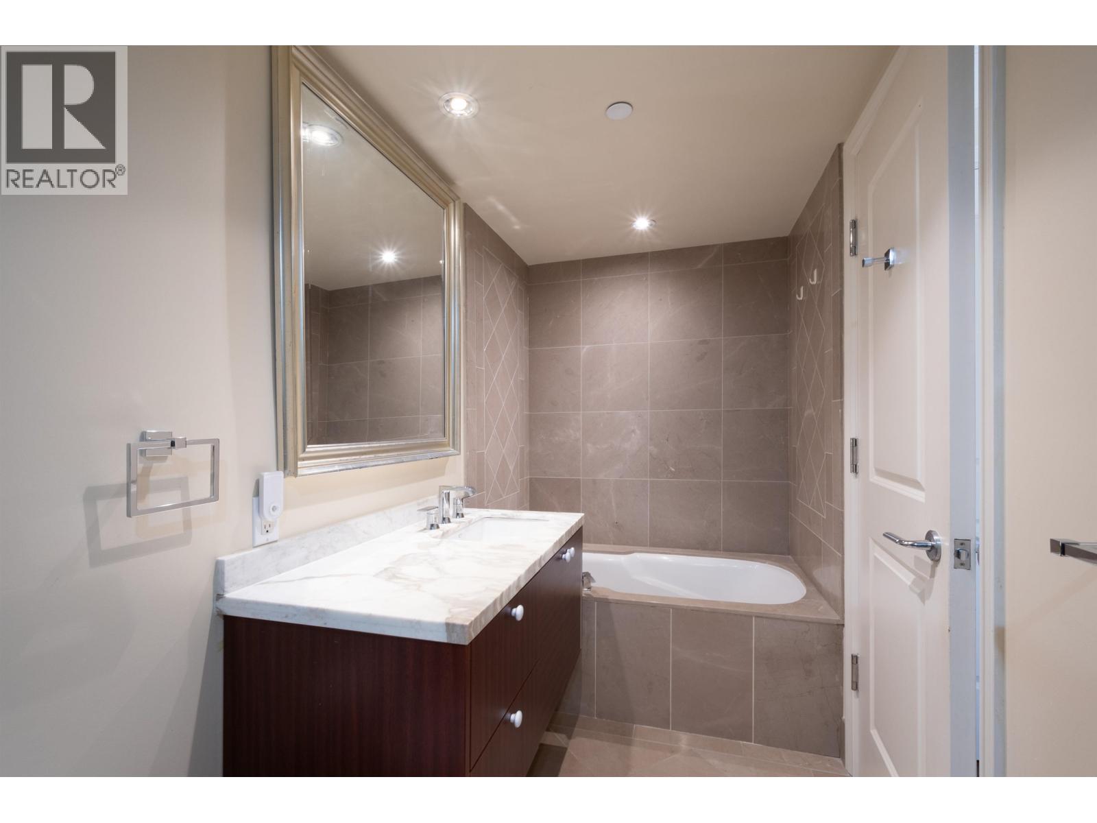 300 533 WATERS EDGE CRESCENT, West Vancouver