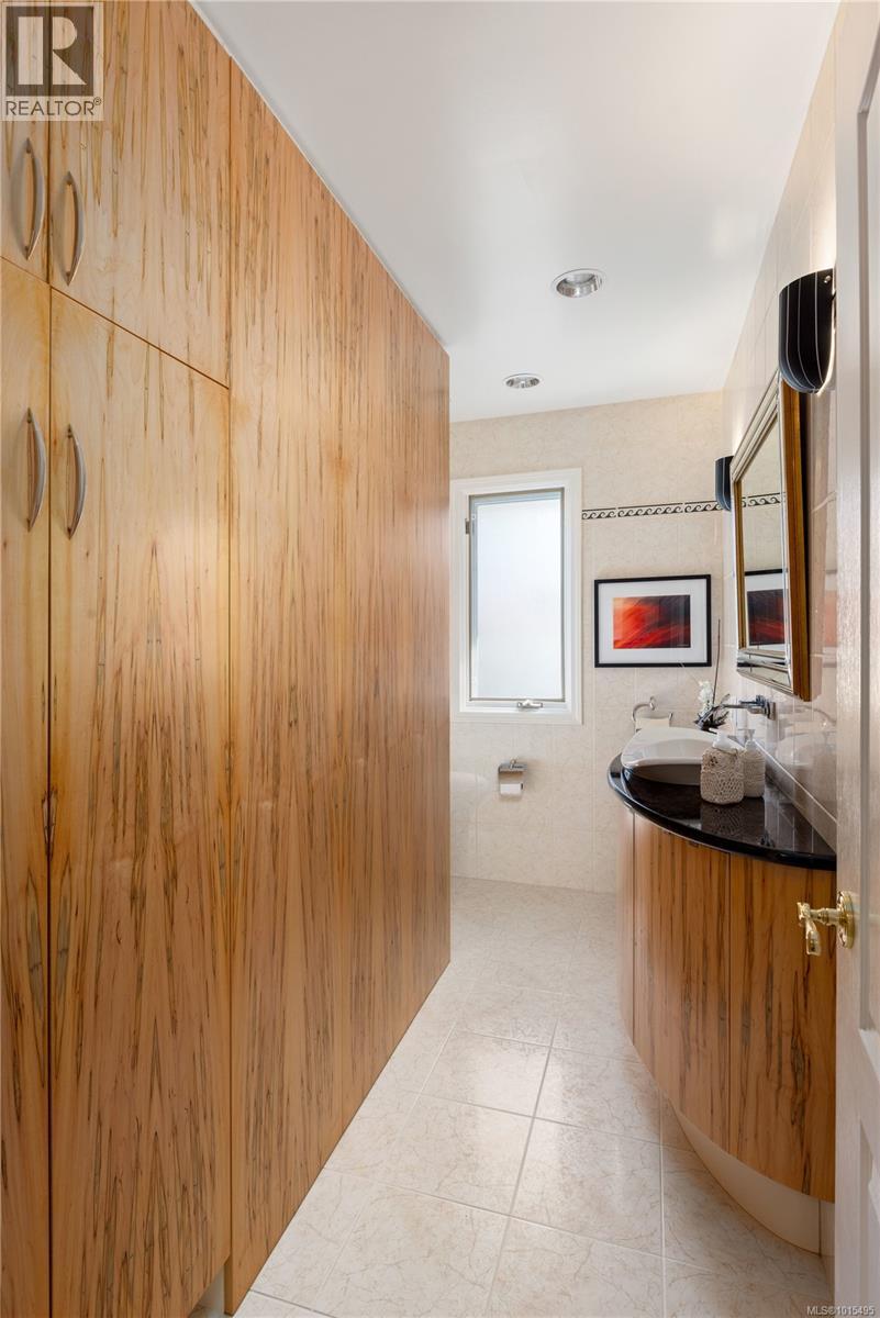  3331 Woodburn Avenue, Oak Bay