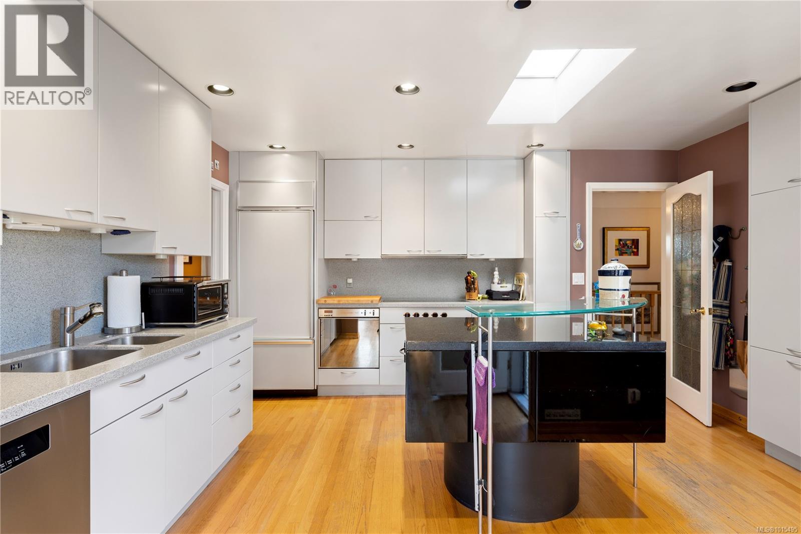  3331 Woodburn Avenue, Oak Bay