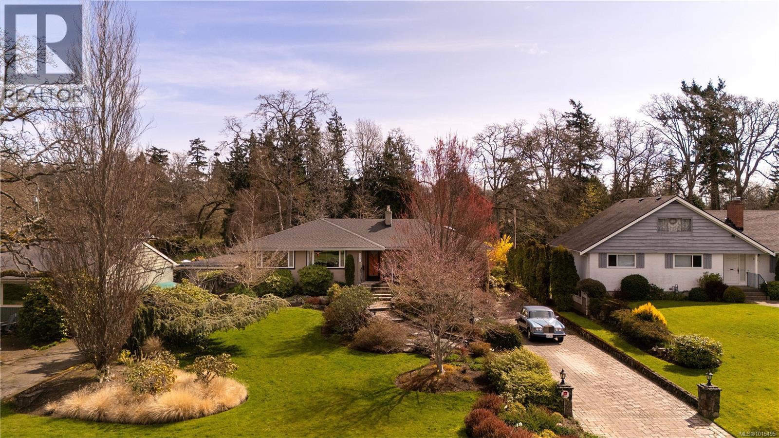  3331 Woodburn Avenue, Oak Bay