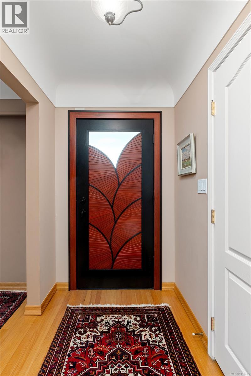  3331 Woodburn Avenue, Oak Bay