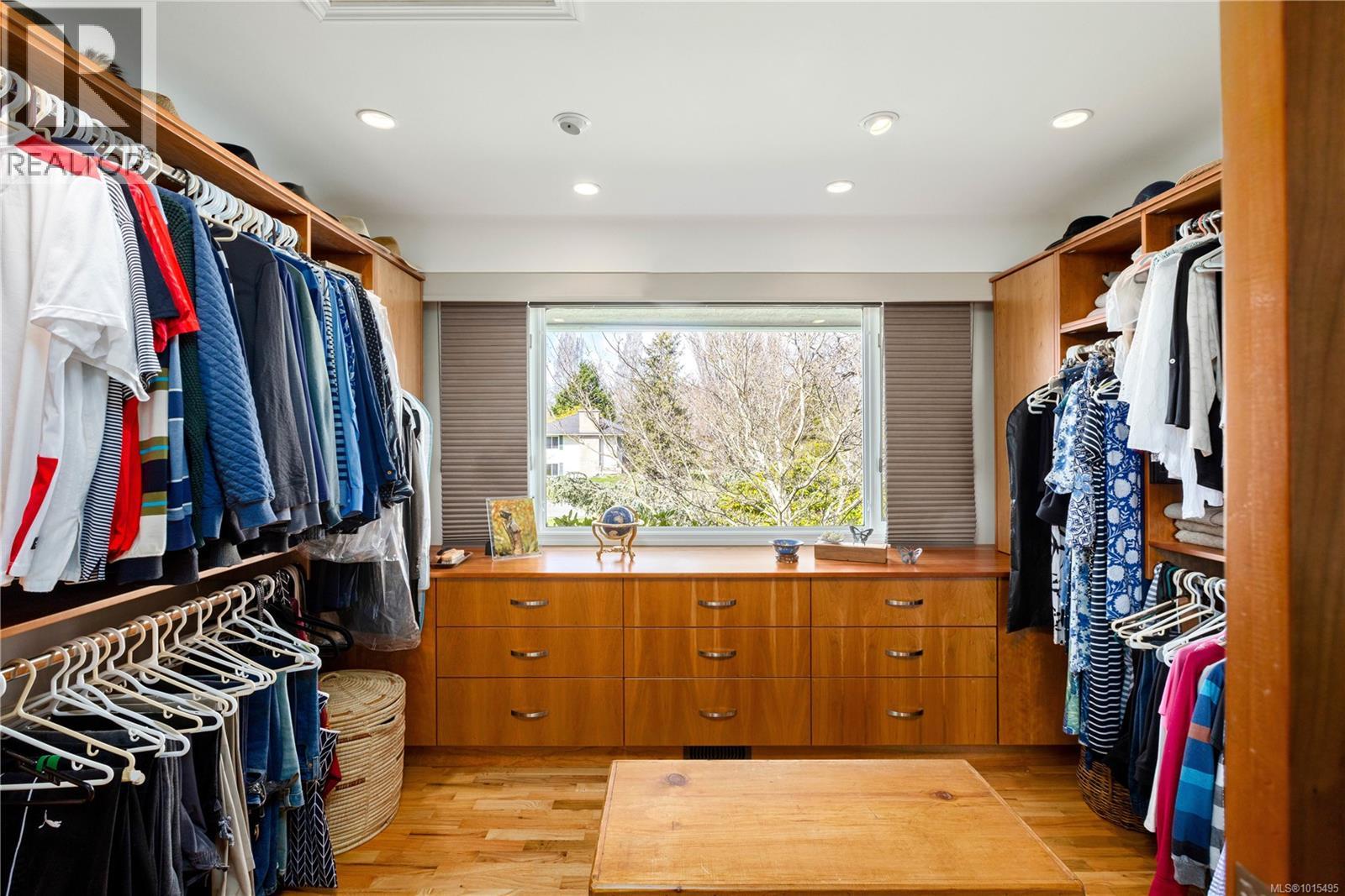  3331 Woodburn Avenue, Oak Bay