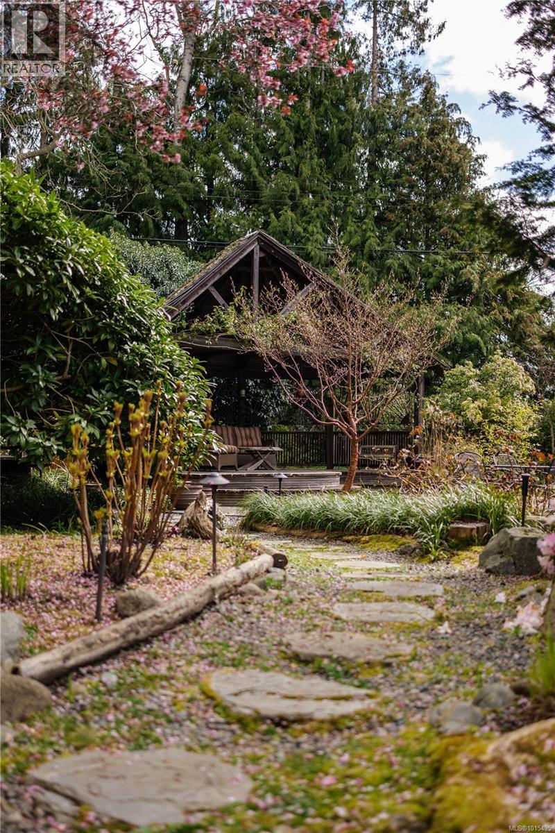  3331 Woodburn Avenue, Oak Bay