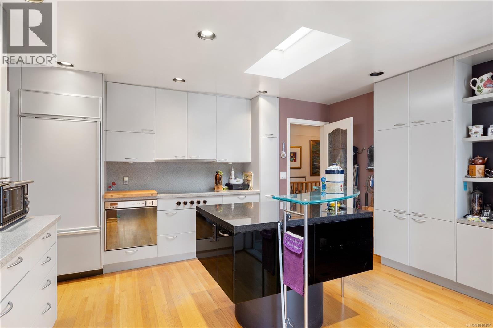  3331 Woodburn Avenue, Oak Bay