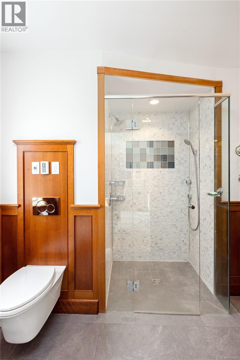  3331 Woodburn Avenue, Oak Bay