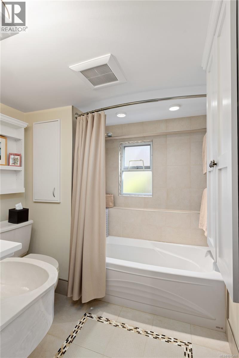  3331 Woodburn Avenue, Oak Bay