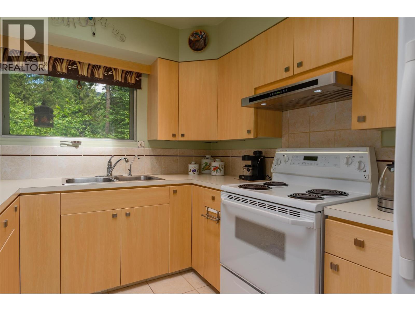 2083 Green Road, Fruitvale