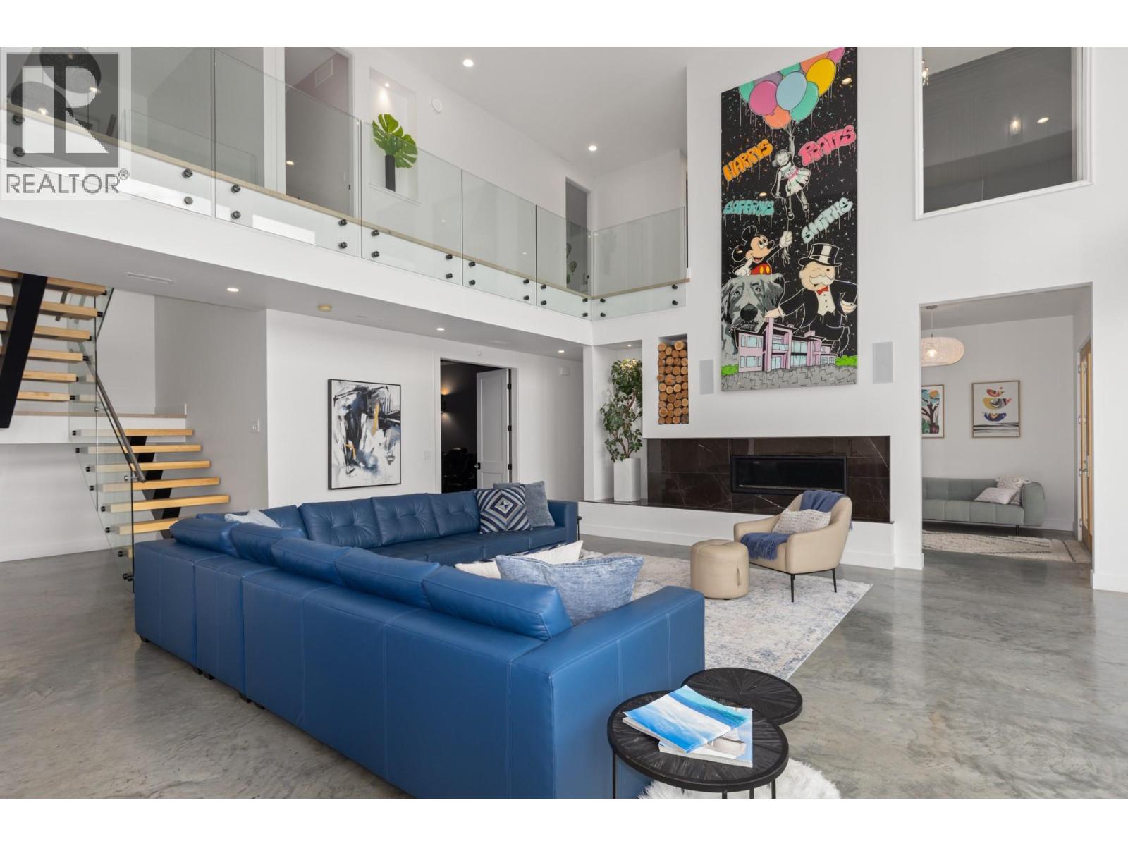  112 Sunset Boulevard, Vernon