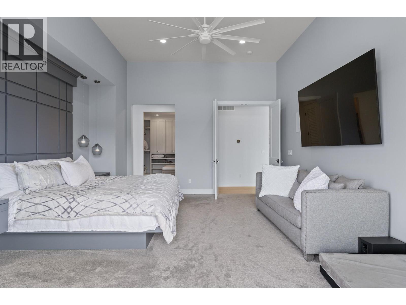  112 Sunset Boulevard, Vernon