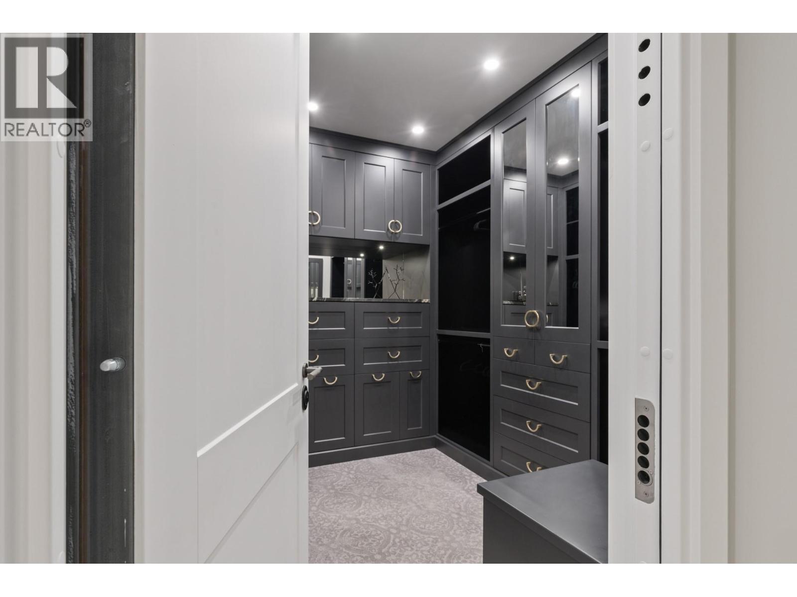  112 Sunset Boulevard, Vernon