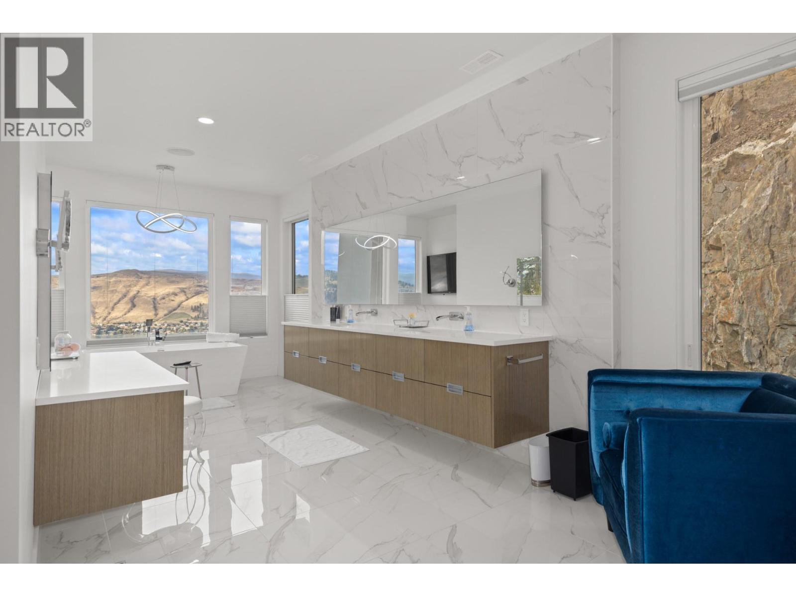  112 Sunset Boulevard, Vernon
