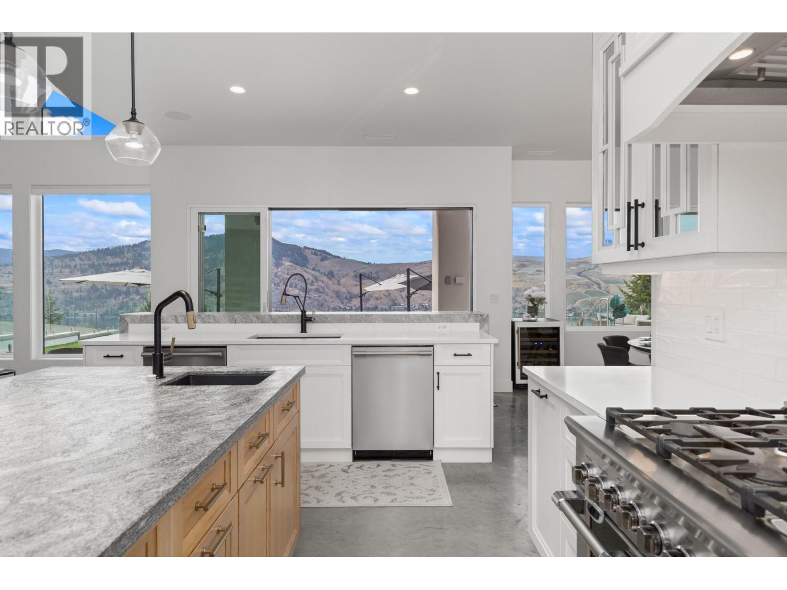 112 Sunset Boulevard, Vernon