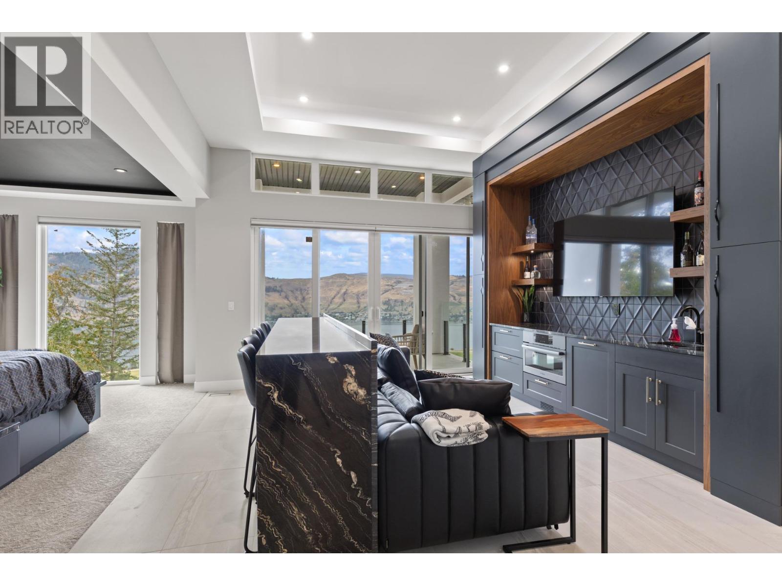  112 Sunset Boulevard, Vernon