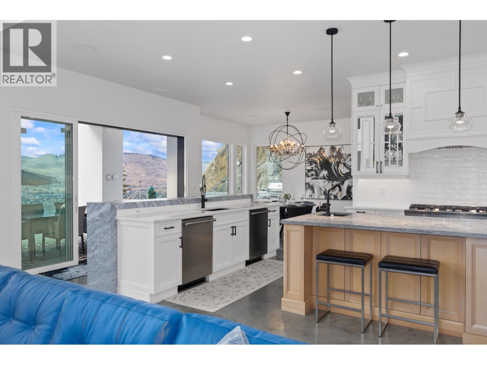  112 Sunset Boulevard, Vernon