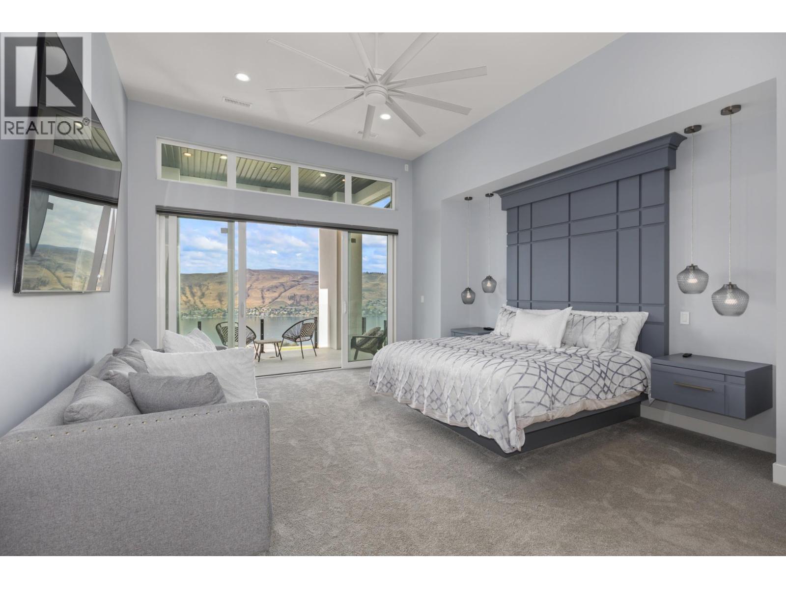  112 Sunset Boulevard, Vernon