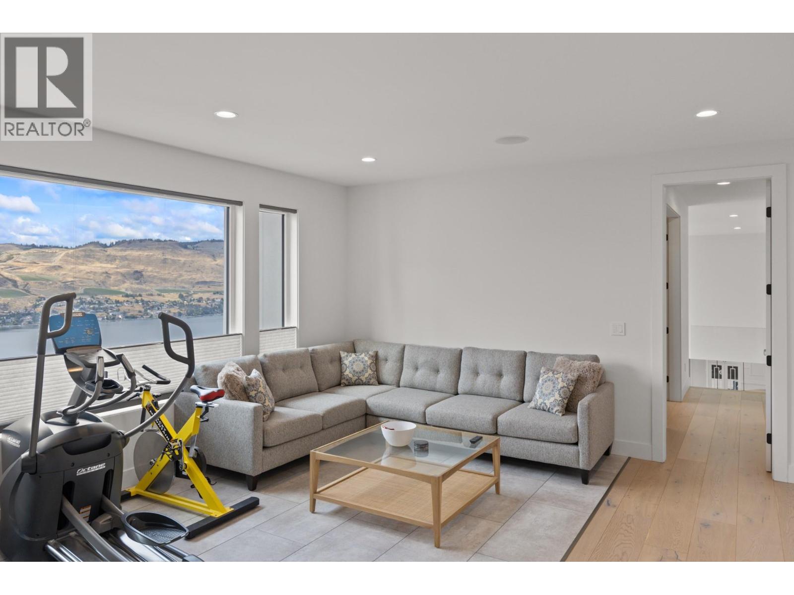  112 Sunset Boulevard, Vernon