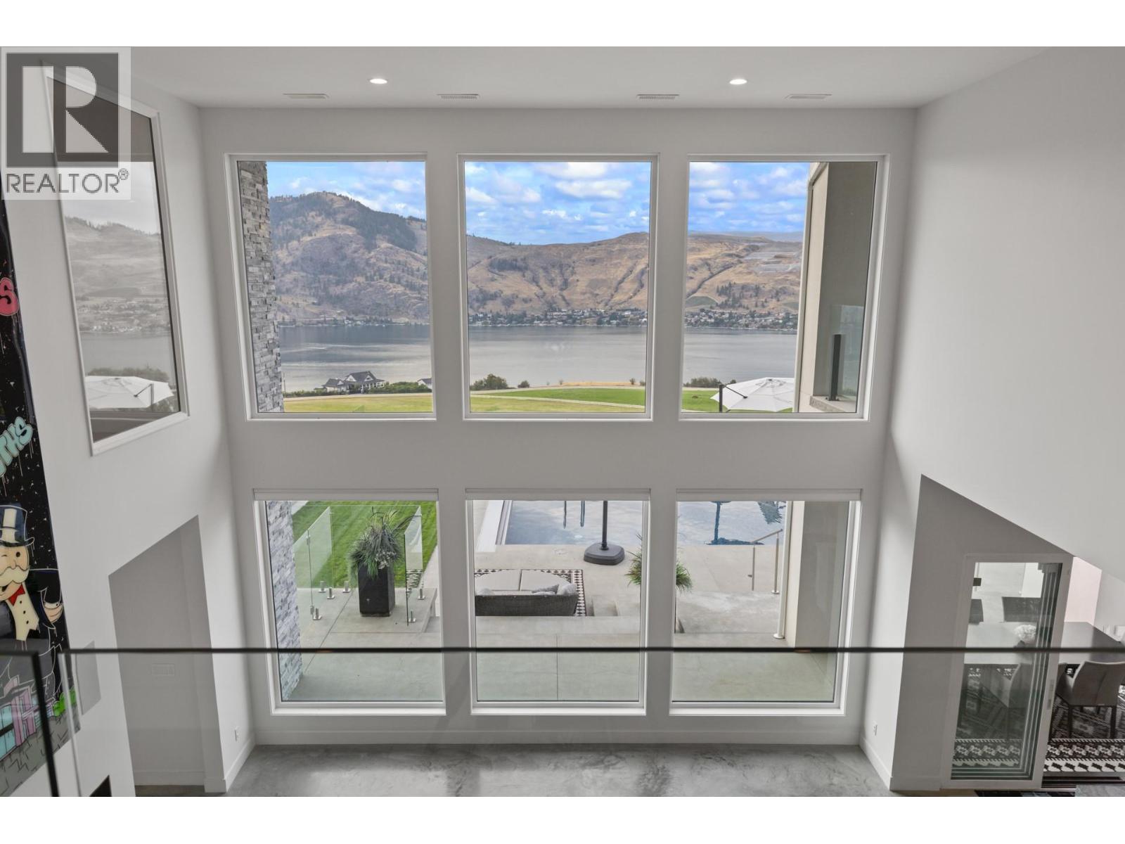  112 Sunset Boulevard, Vernon