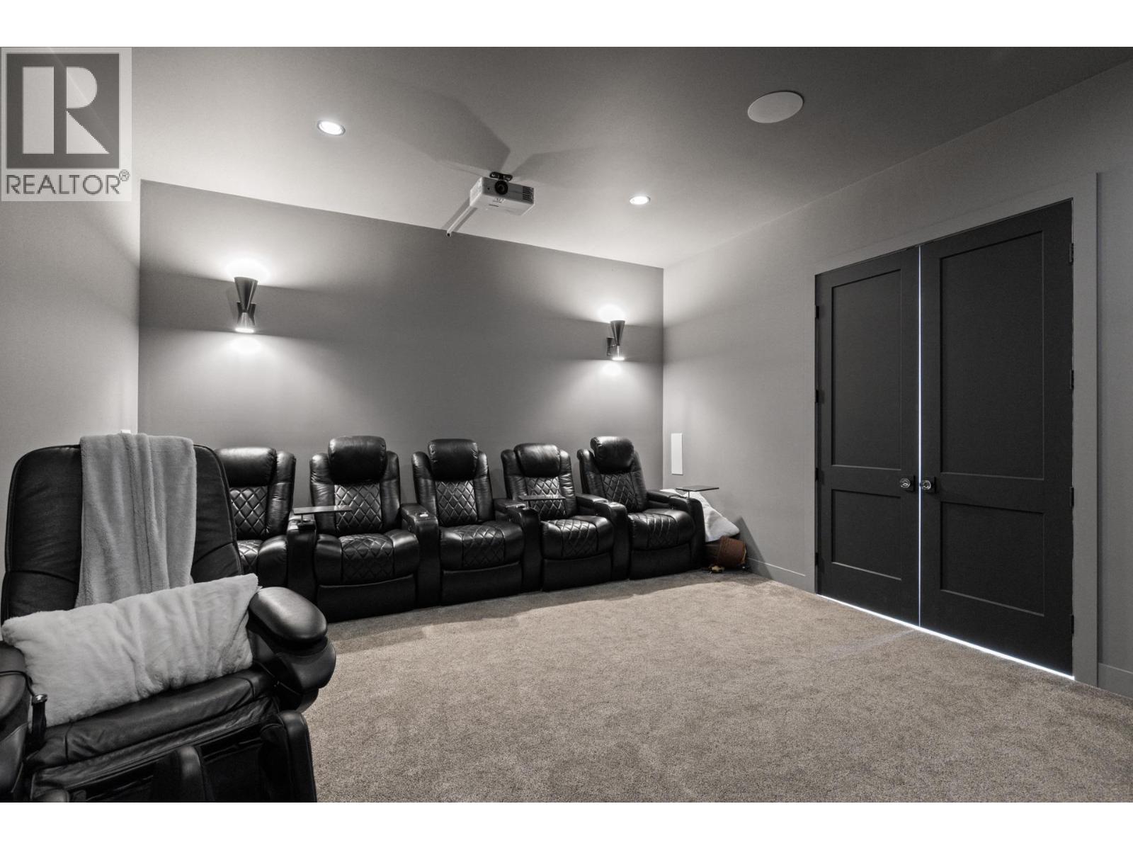  112 Sunset Boulevard, Vernon