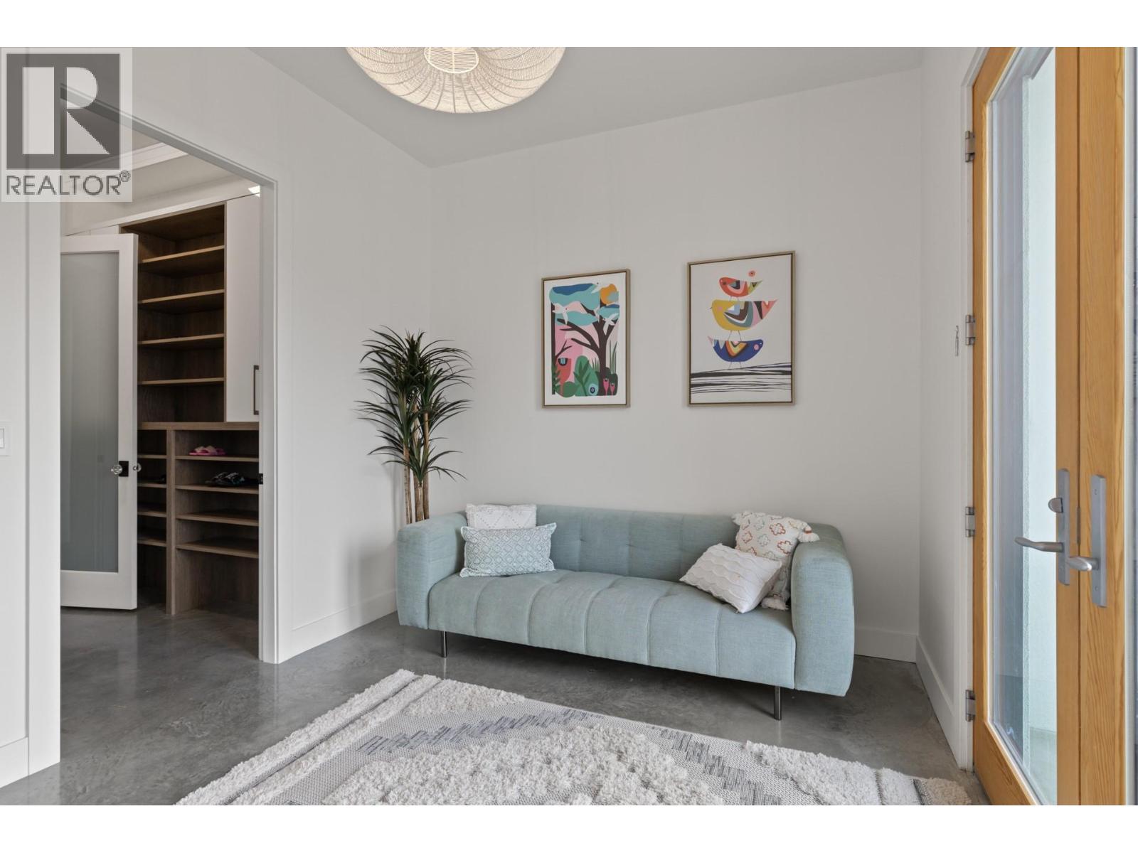  112 Sunset Boulevard, Vernon