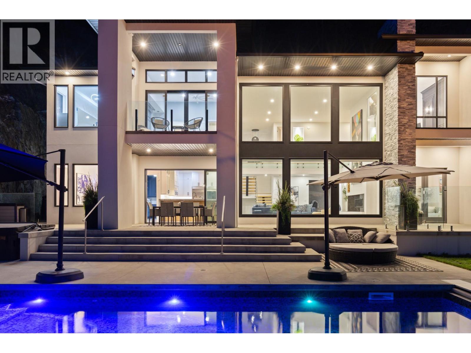  112 Sunset Boulevard, Vernon