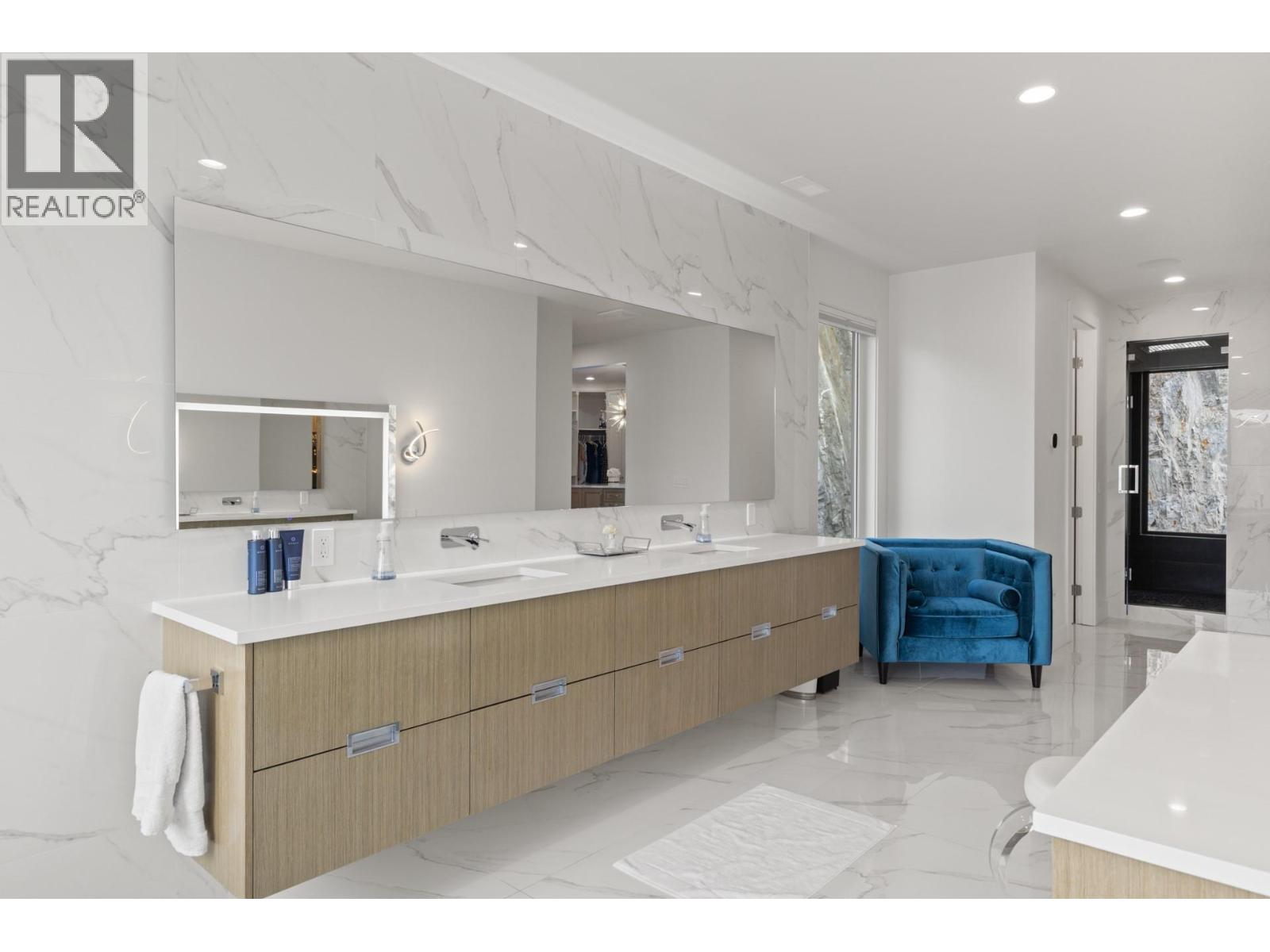  112 Sunset Boulevard, Vernon
