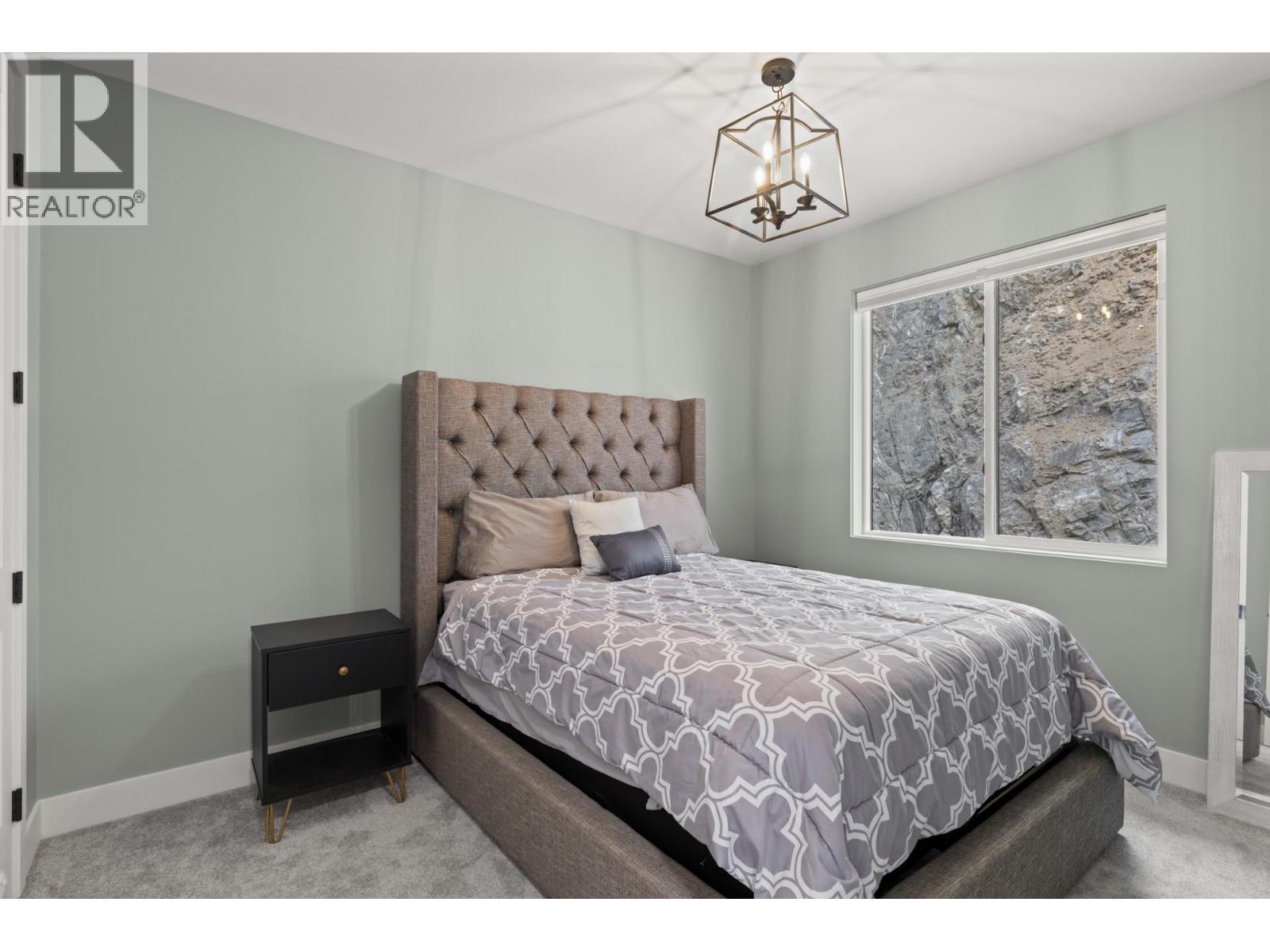  112 Sunset Boulevard, Vernon