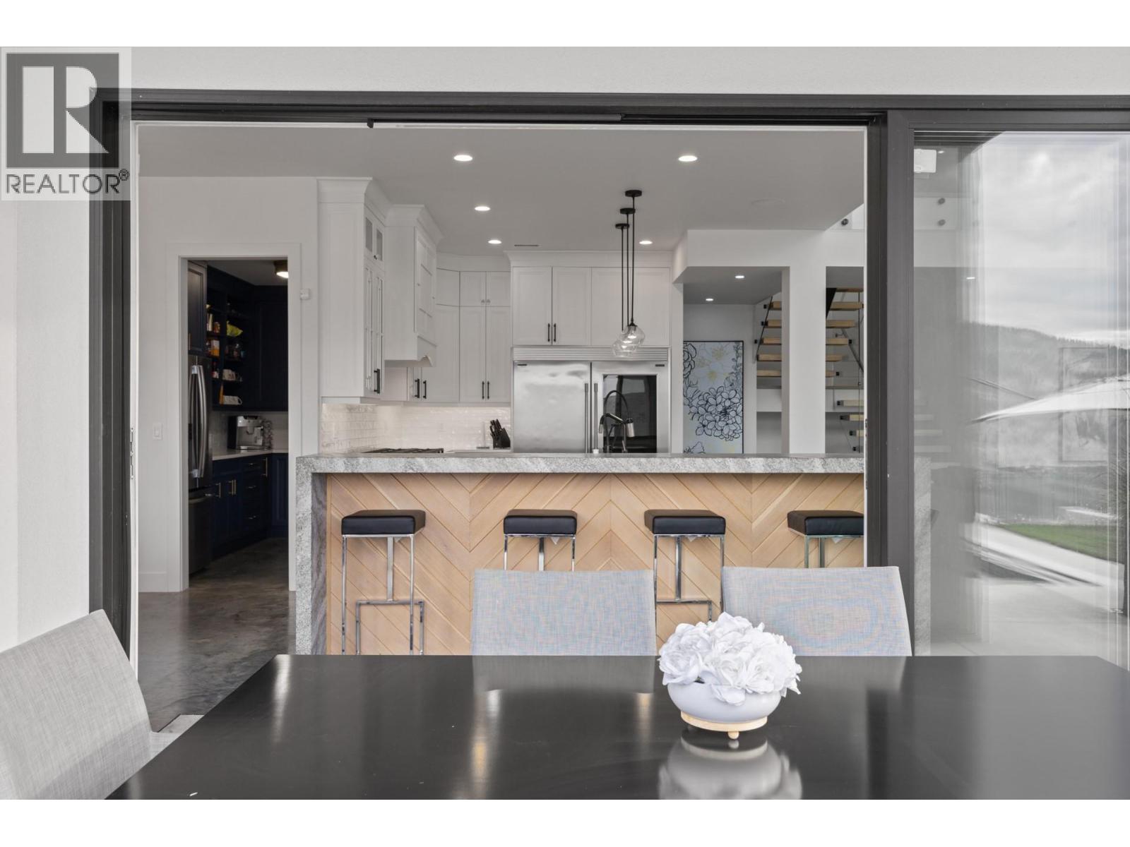  112 Sunset Boulevard, Vernon