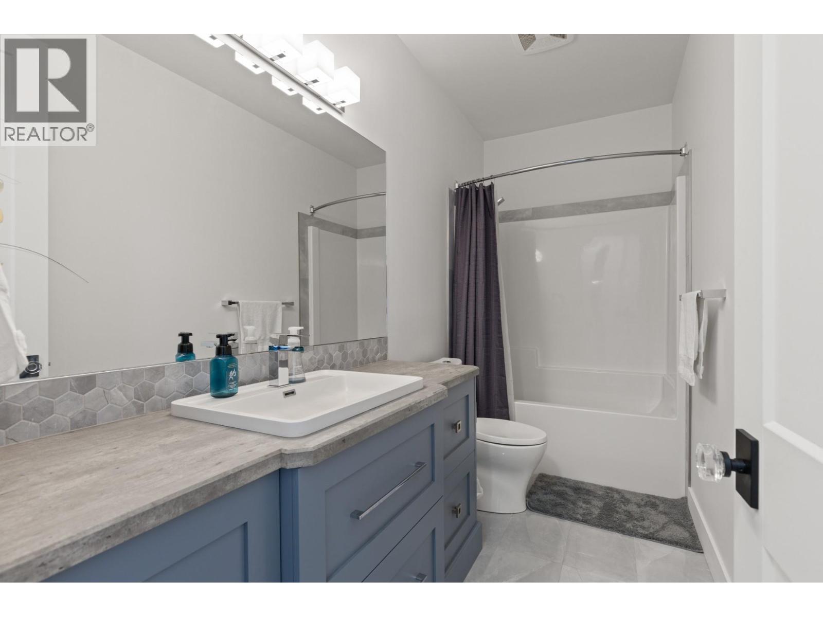  112 Sunset Boulevard, Vernon