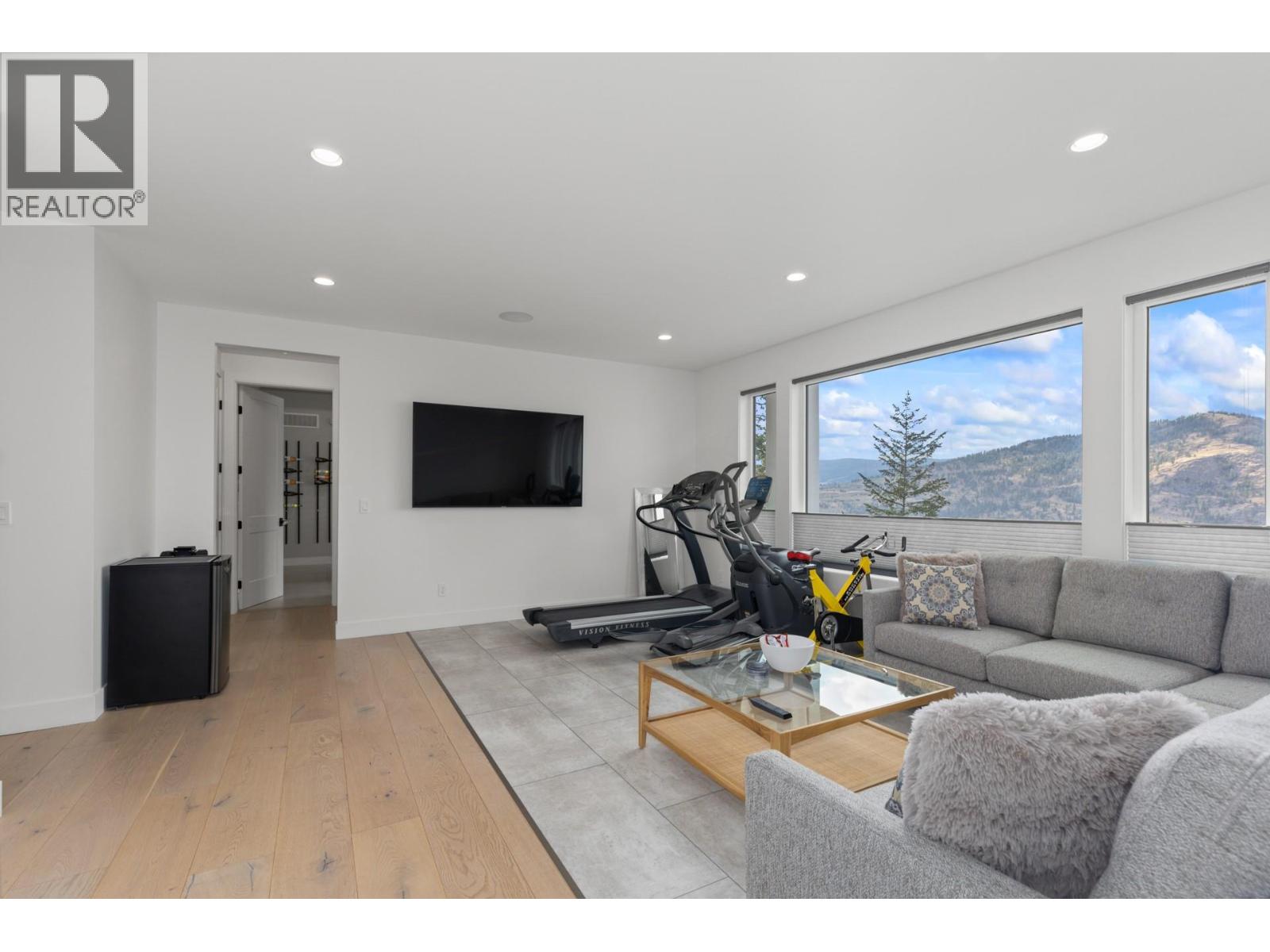  112 Sunset Boulevard, Vernon