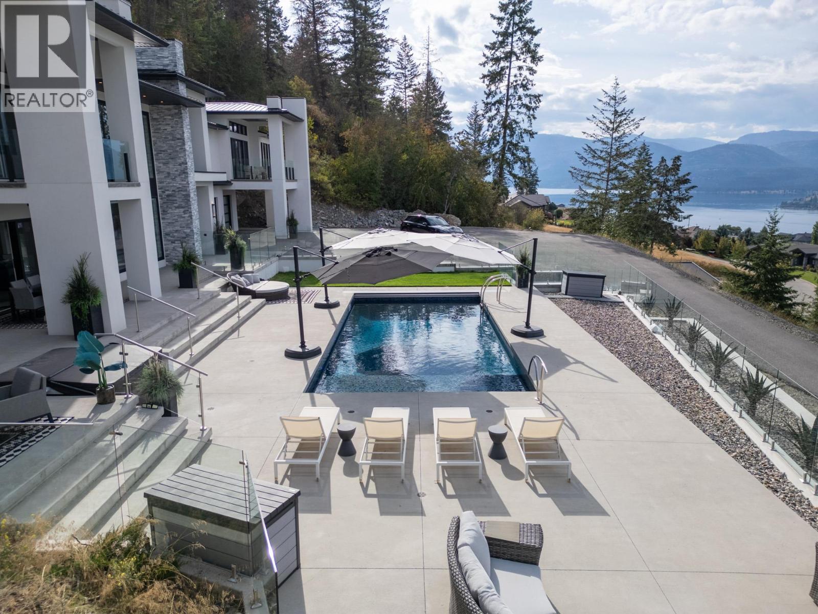  112 Sunset Boulevard, Vernon