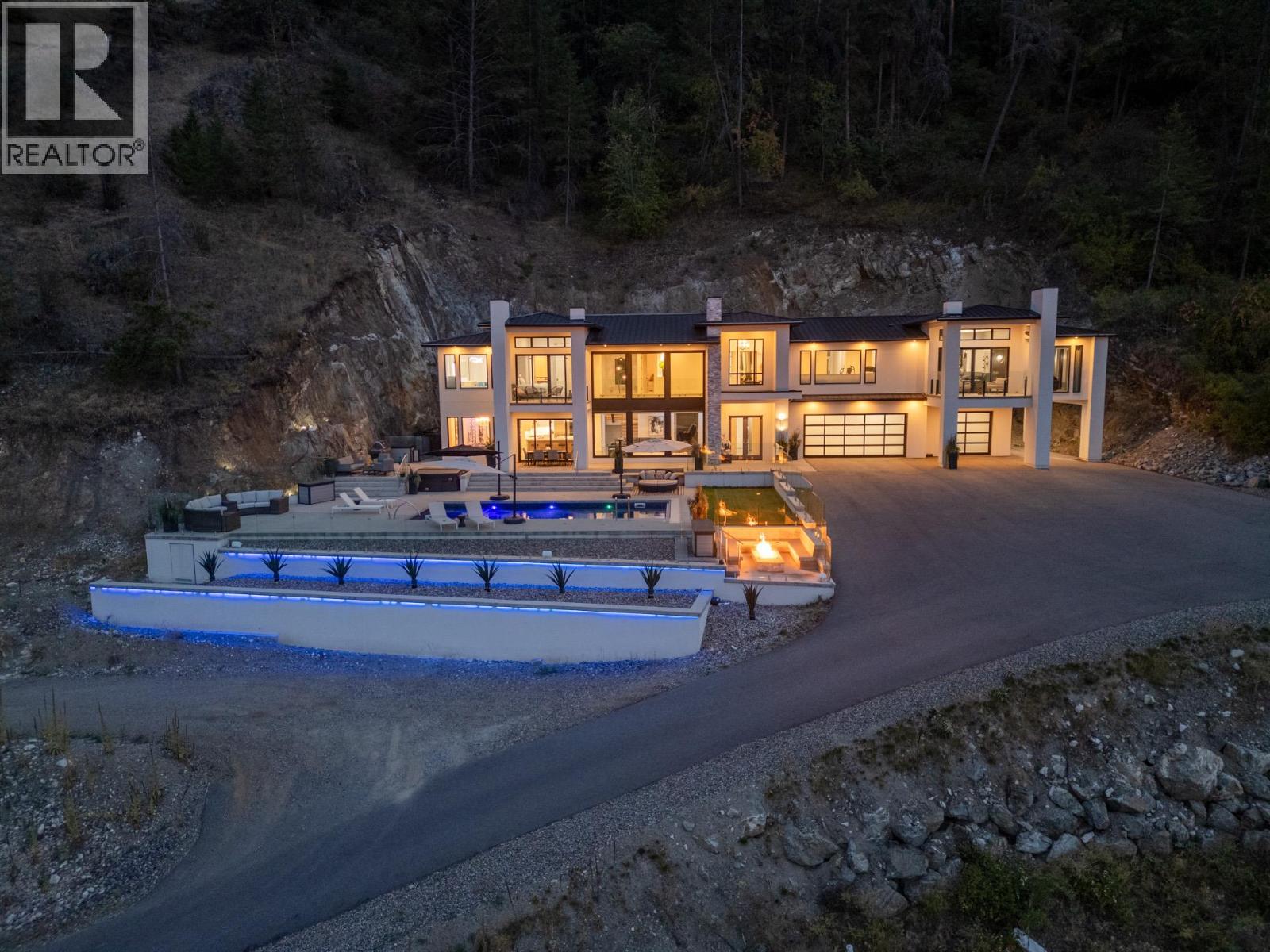  112 Sunset Boulevard, Vernon