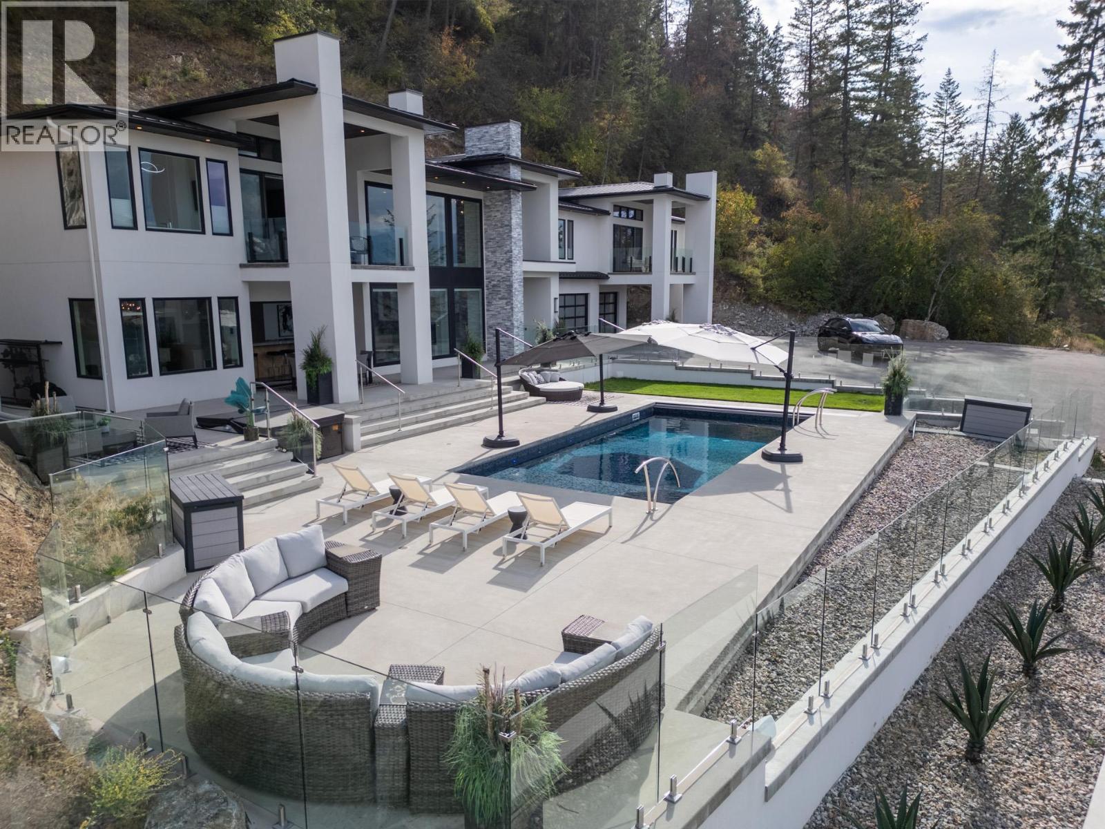  112 Sunset Boulevard, Vernon